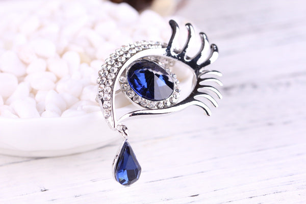 Diamond - encrusted brooch - Yahko Merchandise