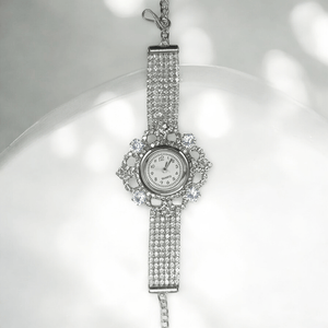 Stylish Analog Watch for Women Elegant Round Dial with Metal Strap - Yahko Merchandise