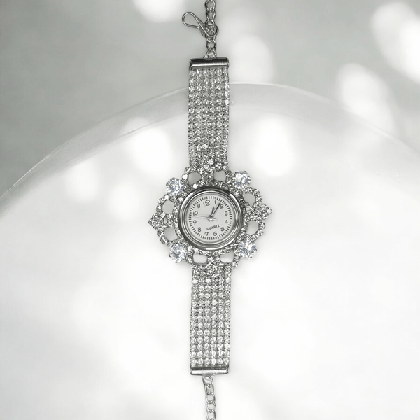 Stylish Analog Watch for Women Elegant Round Dial with Metal Strap - Yahko Merchandise
