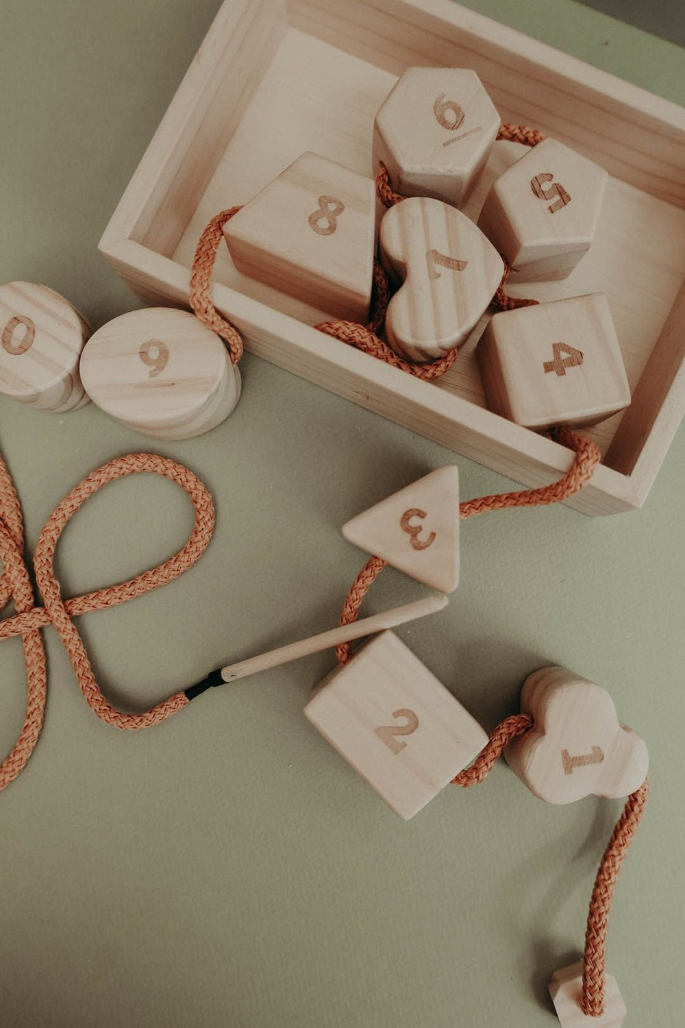 Wooden lacing toy with numbers and geometry shapes - Yahko Merchandise